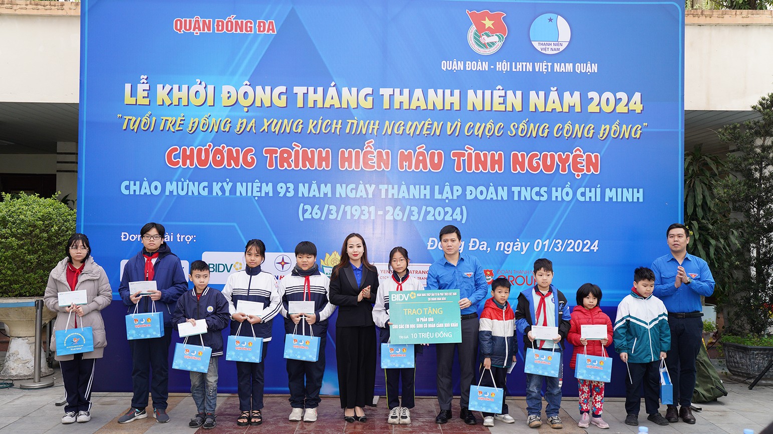 Ban Tổ chức trao tặng những phần quà ý nghĩa tới học sinh có hoàn cảnh khó khăn trên địa bàn