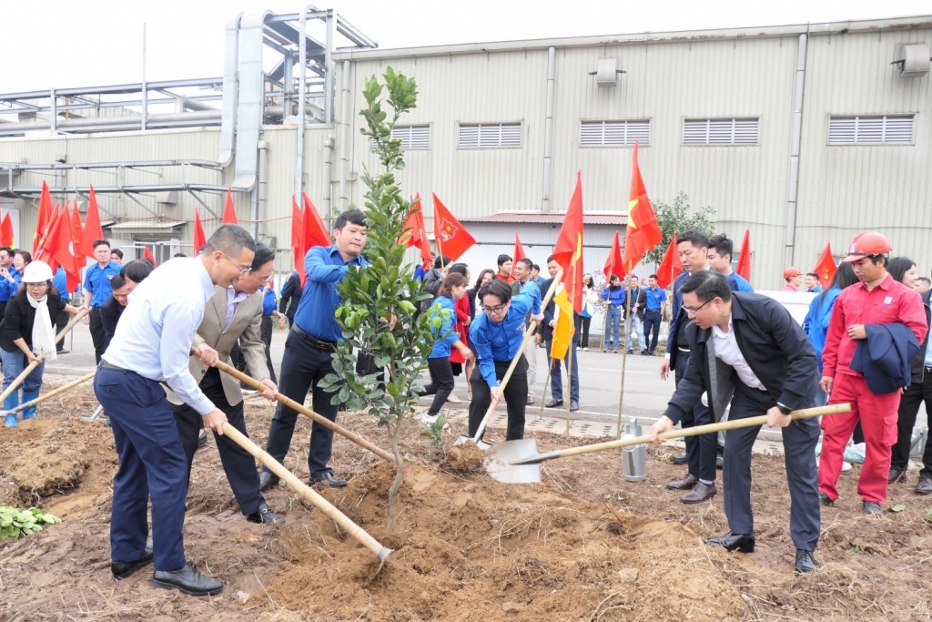 Chủ tịch HĐTV Petrovietnam Lê Mạnh Hùng và các đại biểu tham gia trồng cây trong khuôn viên Nhà máy Xơ sợi Đình Vũ