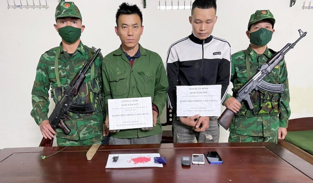 Hai đối tượng Vàng A Sính và Mai Xuân Bình cùng tang vật bị Đồn Biên phòng Tam Chung bắt giữ ngày 29/2. Ảnh: Quốc Toản