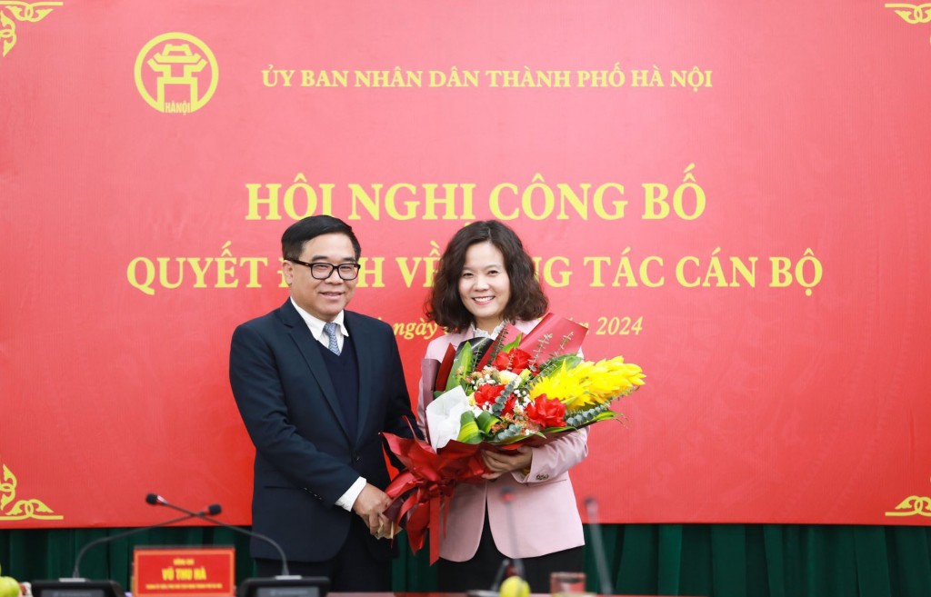 Bà Vũ Thu hà, Phó chủ tịch UBND TP trao quyết định và tặng hoa chúc mừng tân Phó giám đốc Sở Văn hóa Thể thao Lê Thị Ánh Mai.