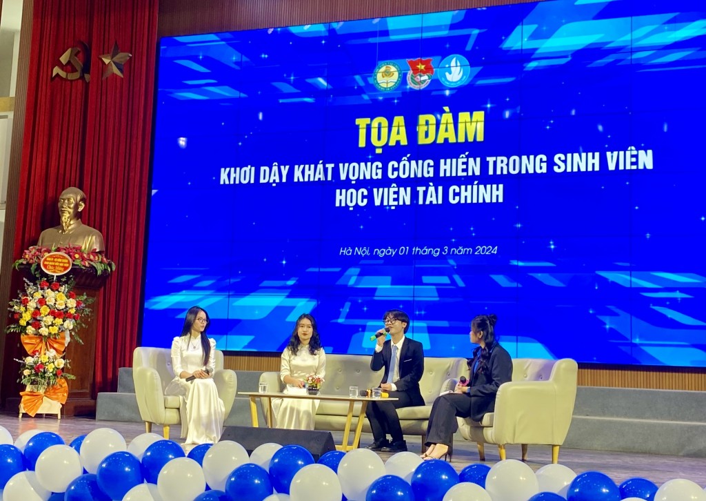 Các bạn sinh viên chia sẻ tại chươg trình