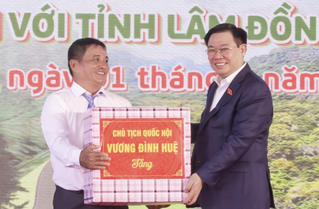 Chủ tịch Quốc hội Vương Đình Huệ tặng quà cho chủ đầu tư dự án - Ảnh báo Khánh Hòa