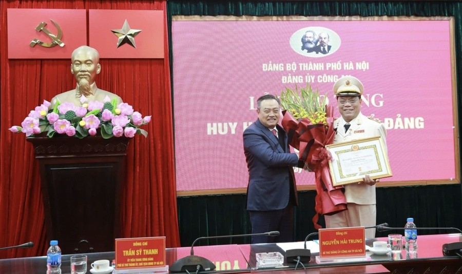 Đồng chí Trần Sỹ Thanh trao Huy hiệu 30 năm tuổi Đảng cho Trung tướng Nguyễn Hải Trung.