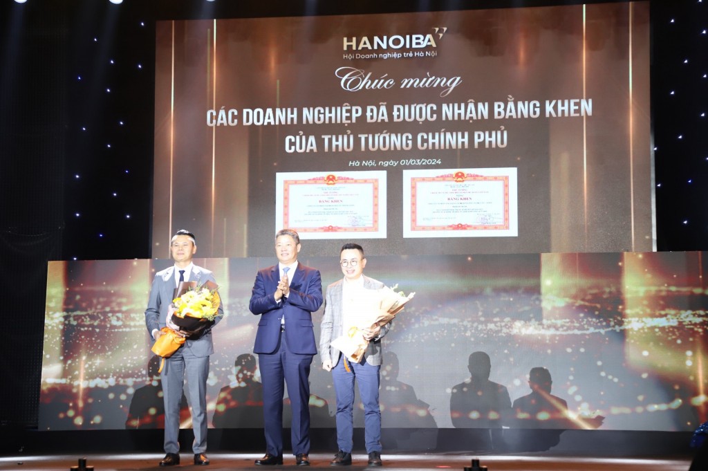 Phó Chủ tịch UBND TP Hà Nội Nguyễn Mạnh Quyền trao khen thưởng cho các hội viên Hội Doanh nghiệp trẻ Hà Nội