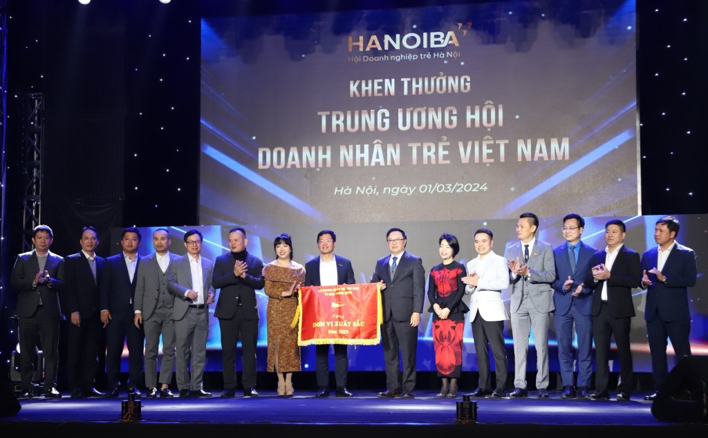 Hội Doanh nghiệp trẻ Hà Nội nhận cờ thi đua của Hội Doanh nghiệp trẻ Việt Nam