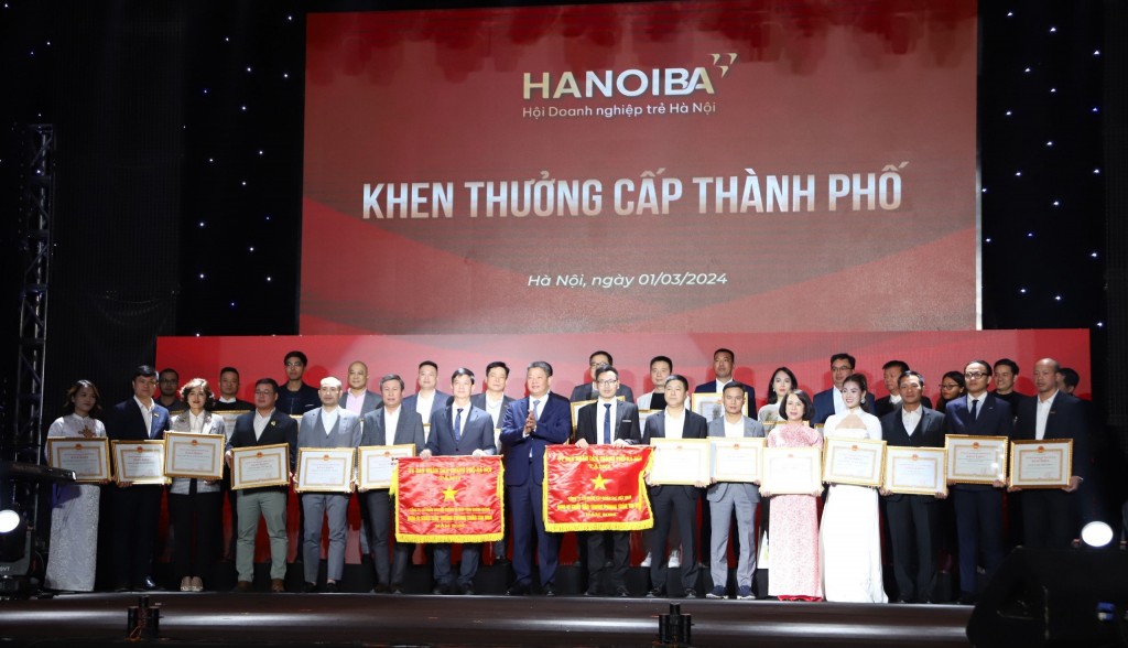 Các doanh nghiệp trẻ tiêu biểu được nhận cờ thi đua và bằng khen của UBND thành phố Hà Nội