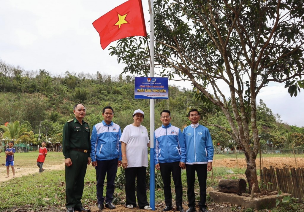 Gắn biển công trình thanh niên thắp sáng vùng biên 