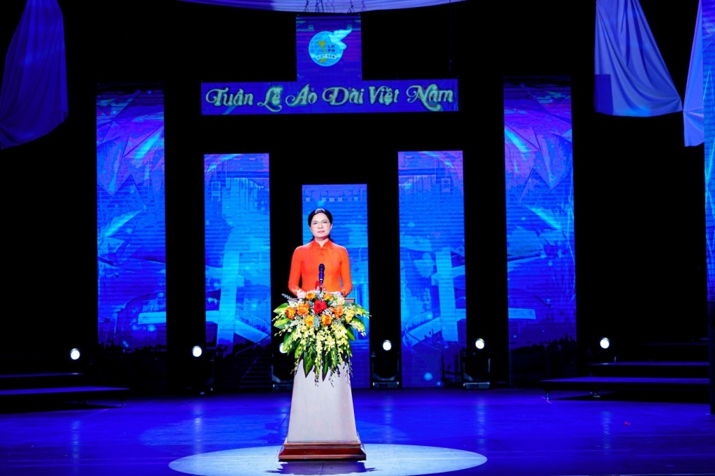 bà Hà Thị Nga, Chủ tịch Hội LHPN Việt Nam phát biểu tại chương trình