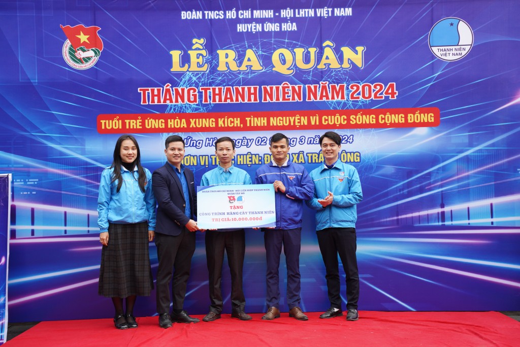 Đại diện quận Tây Hồ trao tặng Công trình hàng cây thanh niên cho huyện Ứng Hoà