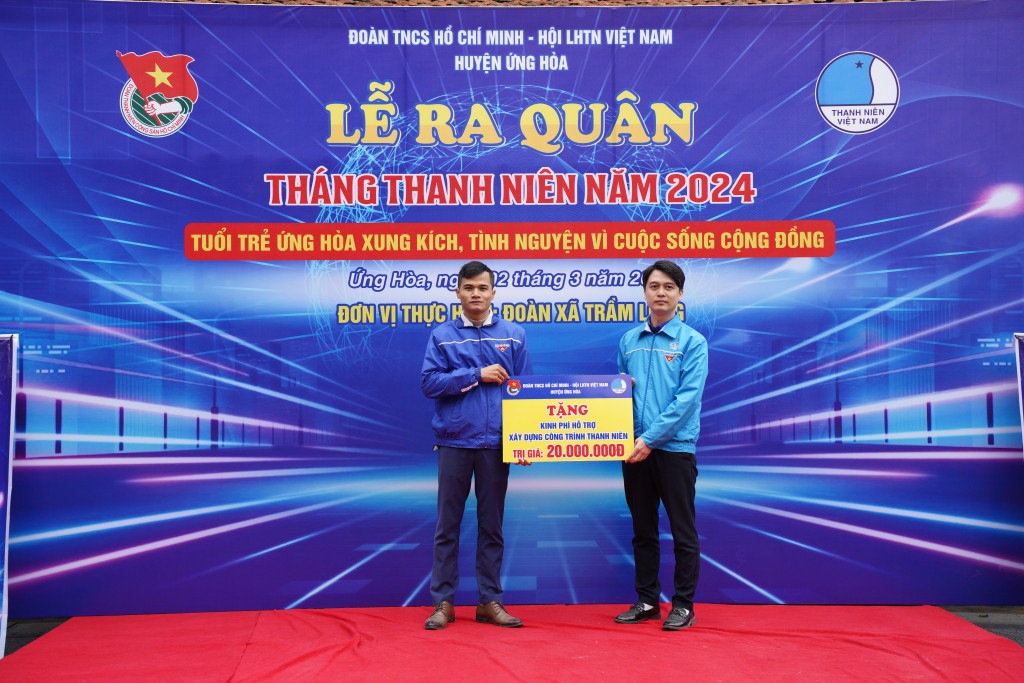 Đồng chí Phạm Quốc Khánh – HVU, Bí thư Huyện đoàn lên trao tặng kinh phí hỗ trợ xây dựng Công trình thanh niên cho Đoàn xã Trầm Lộng.