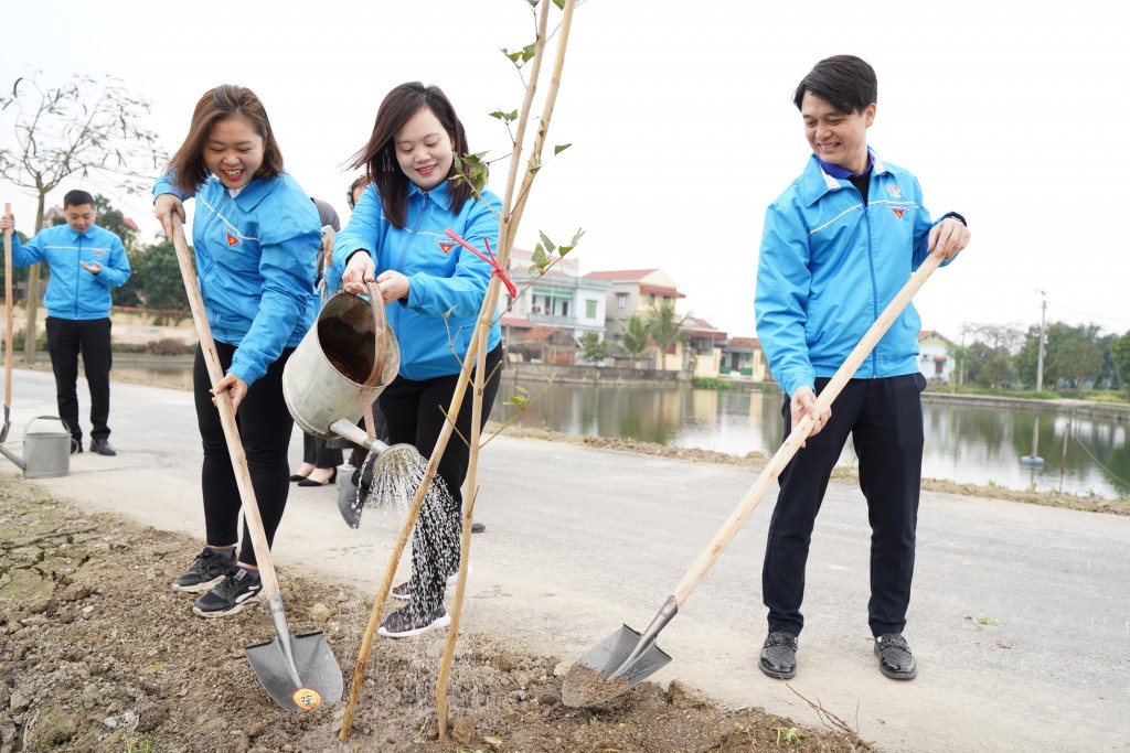 Các đại biểu tham gia trồng cây tại tuyến đường thanh niên