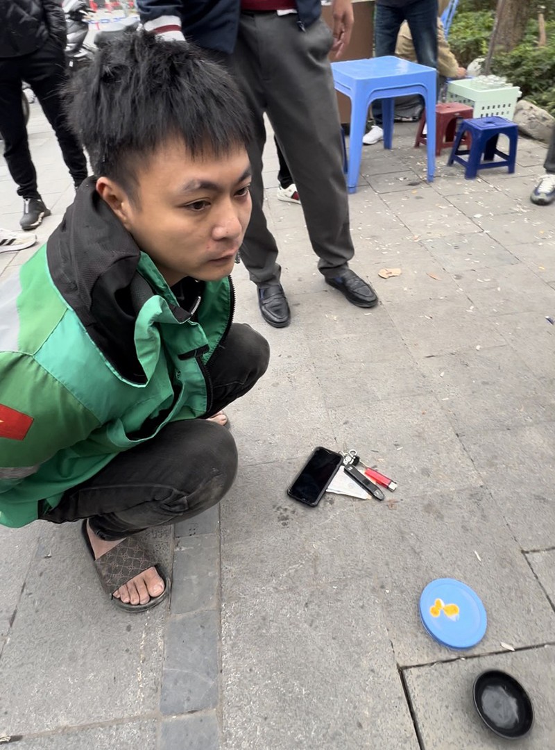 Cảnh sát bắt quả tang nhóm tài xế xe ôm tổ chức đánh bạc bằng hình thức xóc đĩa
