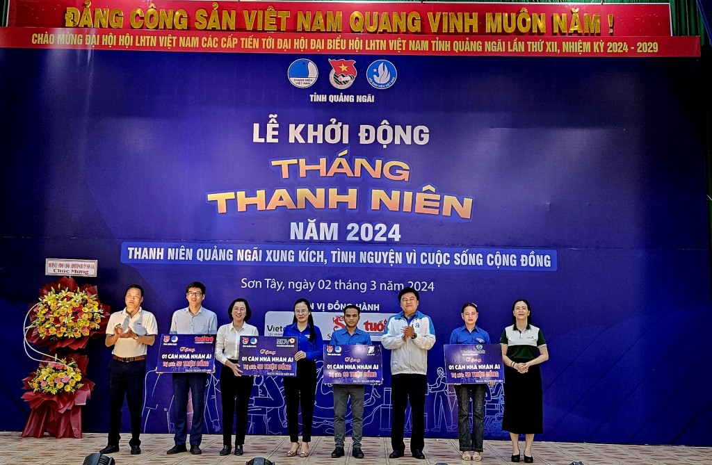 Các đồng chí đại diện cho Tỉnh Đoàn Quảng Ngãi nhận kinh phí tượng trương để xây nhà nhân ái từ Nhà báo Bùi Ngọc Dương - Trưởng văn phòng đại diện báo Tuổi trẻ Thủ đô tại khu vực miền Trung và Tây Nguyên (áo trắng ngoài cùng phía bên trái) đại diện cho bá