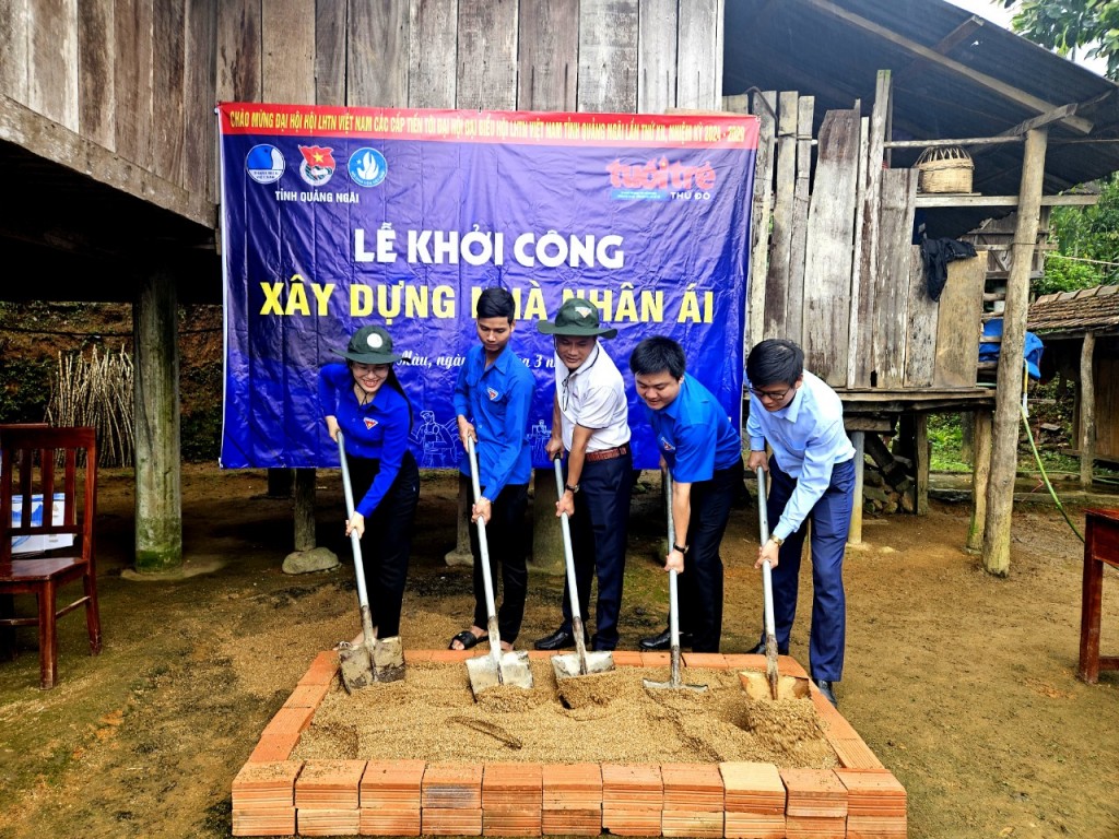 Các đồng chí đại diện cho Tỉnh Đoàn Quảng Ngãi, Bí thư xã Sơn Màu và  Nhà báo Bùi Ngọc Dương - Trưởng văn phòng đại diện báo Tuổi trẻ Thủ đô tại khu vực miền Trung và Tây Nguyên (áo trắng ngoài cùng phía bên trái) đại diện cho báo Tuổi trẻ Thủ đô cùng Đoà