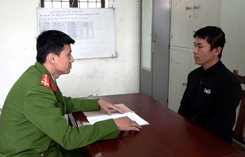 Cảnh sát lấy lời khai của Nguyễn Công Thái - đối tượng gây ra hàng chục vụ đập kính ô tô để trộm cắp tài sản