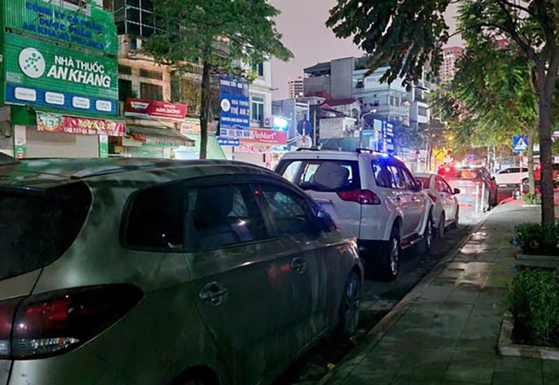 Hàng loạt xe ô tô đỗ qua đêm dưới lòng đường trở thành miếng mồi cho những tên đạo chích
