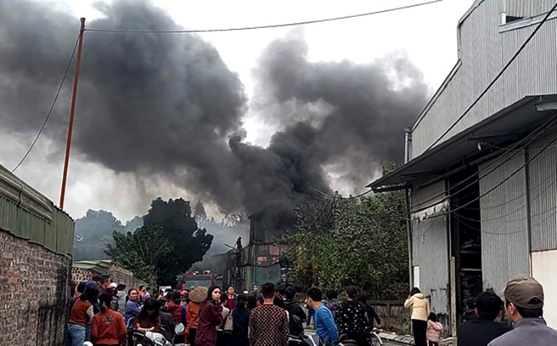 Lực lượng Cảnh sát PCCC và CNCH nhanh chóng tiếp cận, khoanh vùng dập tắt đám cháy xưởng sản xuất thiết bị điện ở xã Mai Lâm, Đông Anh