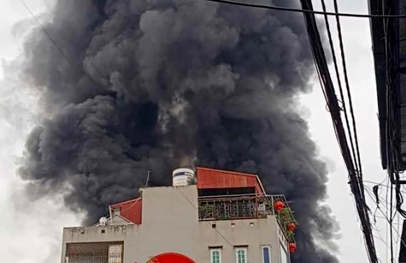 Khói đen cuồn cuộn bốc lên từ hiện trường vụ cháy nhà dân gần chợ Bắc Lãm 