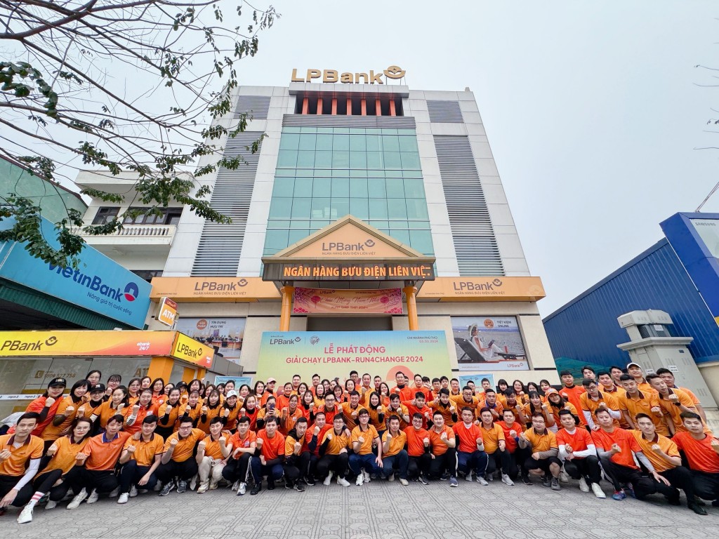 CN Quảng Bình cũng có buổi sáng đầy khí thế trong lễ phát động giải chạy LPBank – Run4Change 2024. 