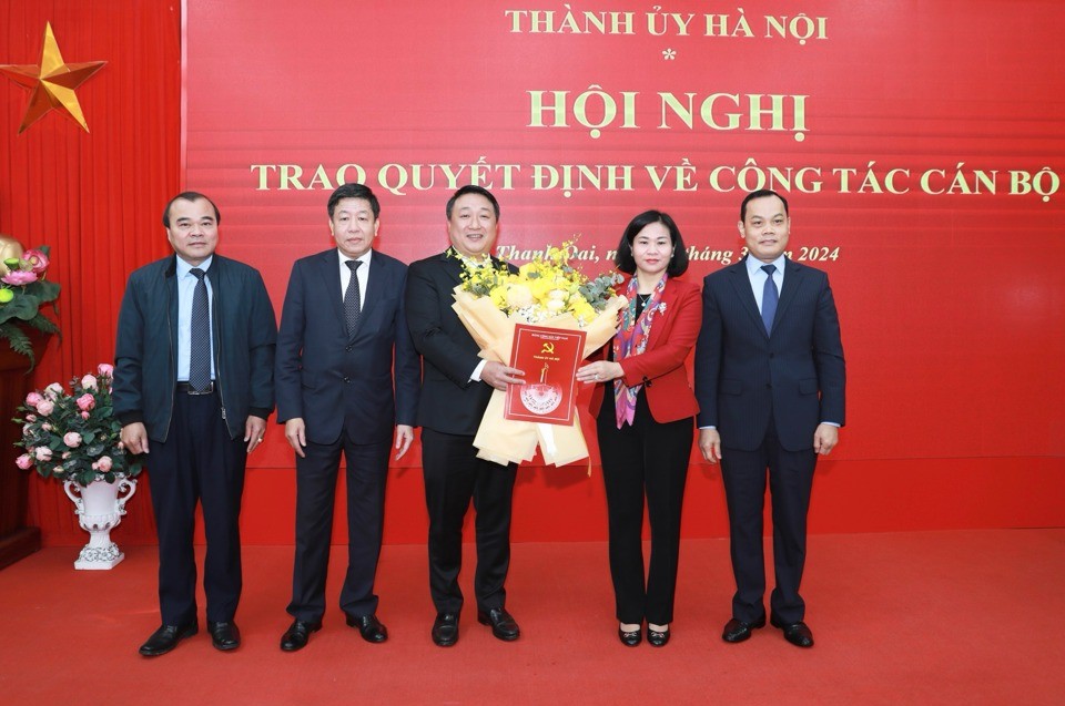 Lãnh đạo Thành phố chúc mừng ông Nguyễn Khánh Bình nhận nhiệm vụ mới