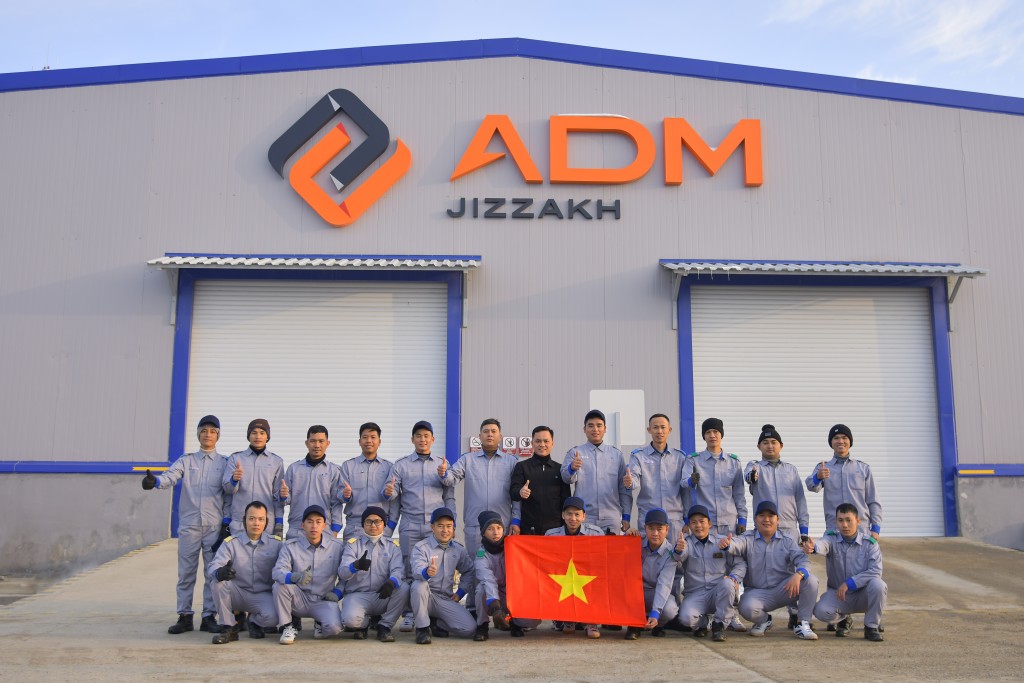 Đoàn nhân sự nhà máy THACO KIA tham gia giám sát sản xuất xe Kia tại công ty ADM