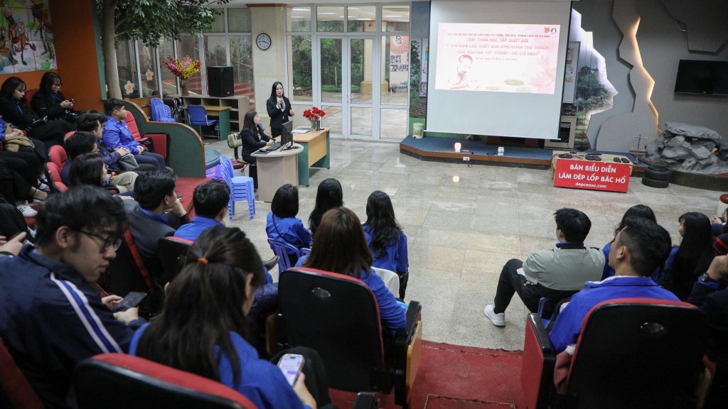 Các Đoàn viên, thanh niên học tập chuyên đề “Người đi tìm hình của Nước” tại Bảo tàng Hồ Chí Minh