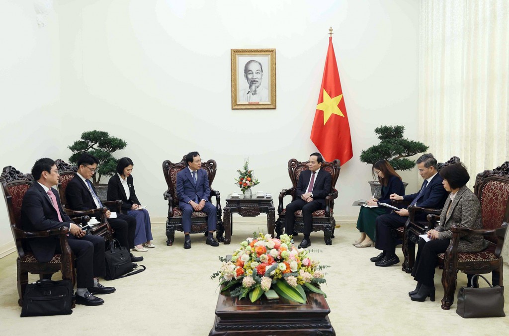 Phó Thủ tướng Trần Lưu Quang đề nghị Samsung, với kinh nghiệm và năng lực của mình, tiếp tục hợp tác với NIC và hỗ trợ Việt Nam hiện thực hóa mục tiêu đào tạo 50.000 kỹ sư ngành bán dẫn đến năm 2030 - Ảnh: VGP/Hải Minh