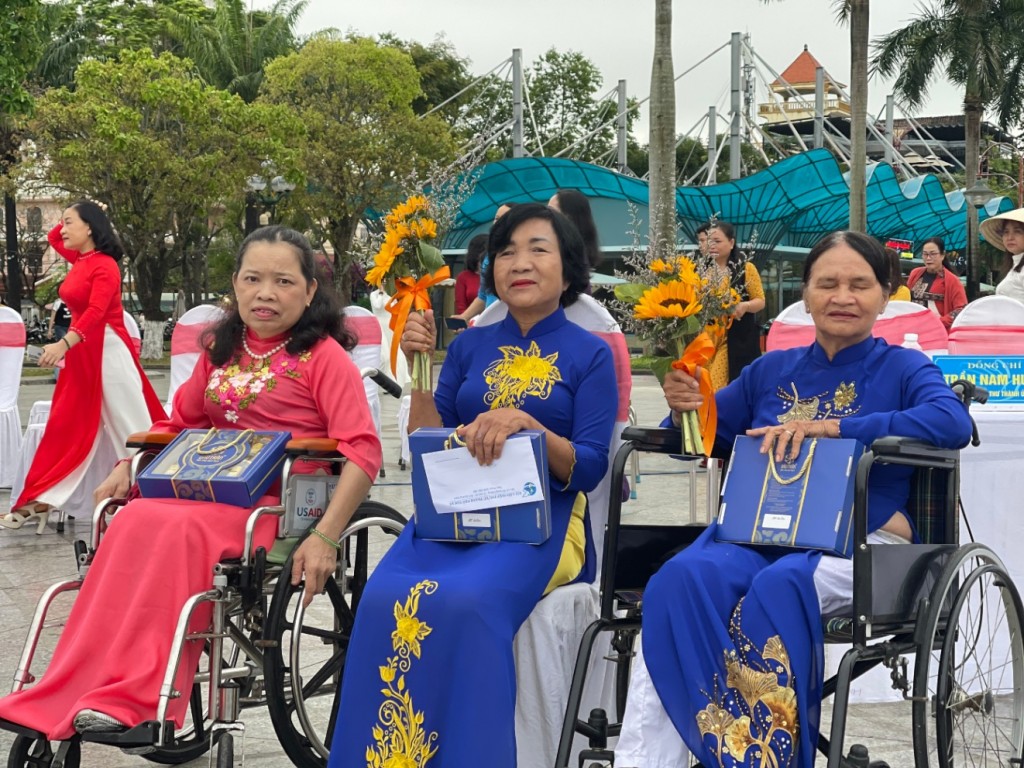 Nhiều phần quà ý nghĩa, động viên phụ nữ khuyết tật, mắc bệnh hiểm nghèo đã được trao tặng tại chương trình (Ảnh, quangnam.gov.vn)