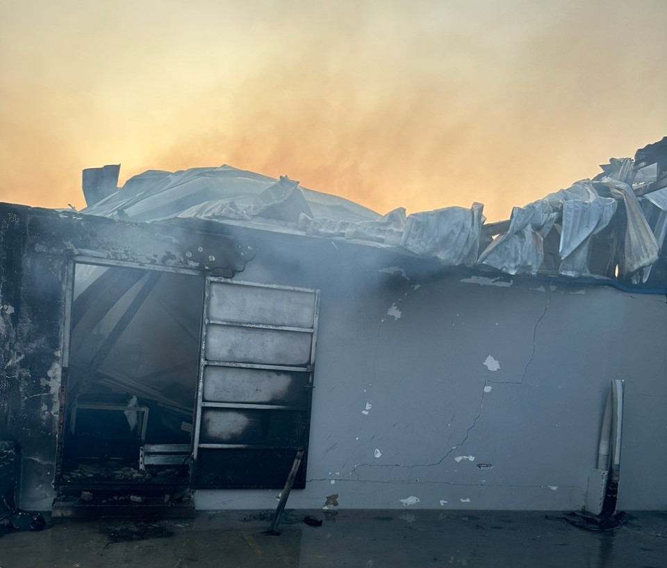 Khói lửa khiến mái tôn khu vực nhà xưởng công ty bị đổ sập.