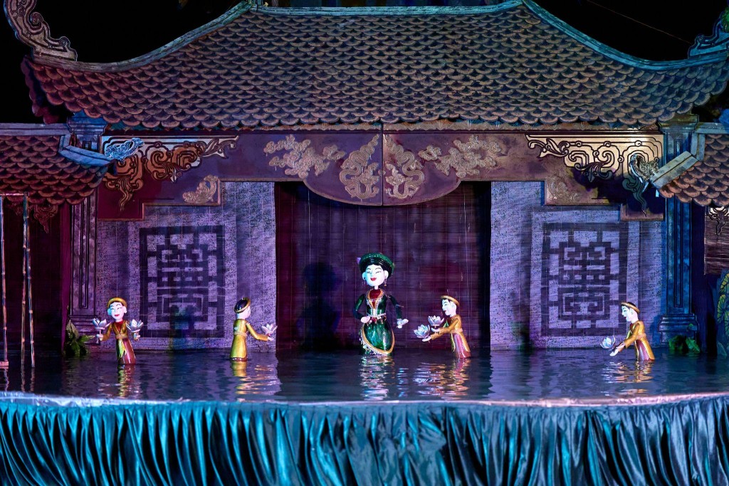 Sân khấu thủy đình Rối Việt tái hiện thủy đình Chùa Thầy tại Hà Nội, là tổ nghề múa rối Việt Nam