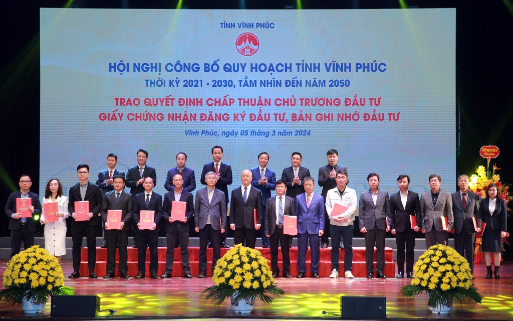 Phó Thủ tướng Trần Hồng Hà, lãnh đạo một số bộ, ngành, tỉnh Vĩnh Phúc và một số doanh nghiệp được trao quyết định chấp thuận chủ trương đầu tư, quyết định đầu tư, bản ghi nhớ đầu tư tại hội nghị - Ảnh: VGP/Minh Khôi