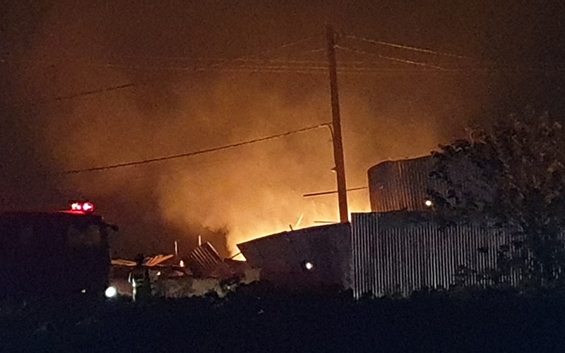 Ngọn lửa bốc cháy ngùn ngụt tại khu nhà xưởng bên cạnh sông Nhuệ