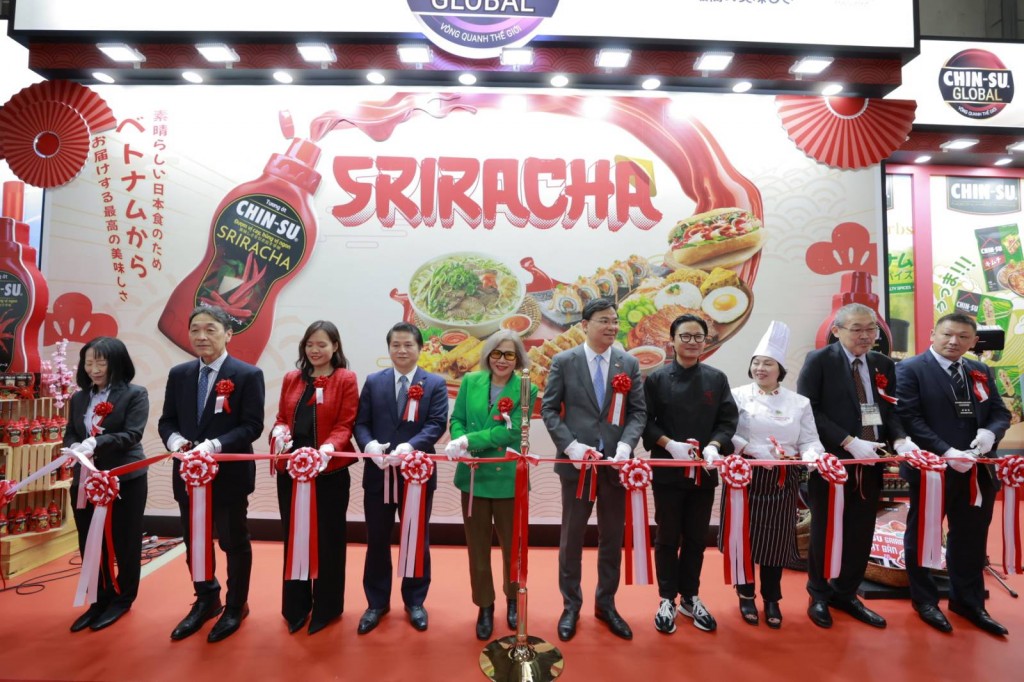 1.Đại diện Công ty Masan Consumer và các đại biểu cắt băng khai trương gian hàng CHIN-SU tại Foodexjpg