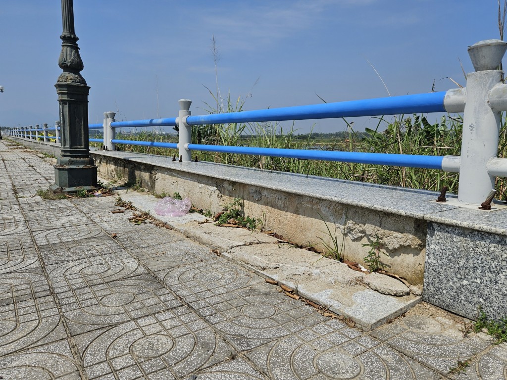 Nhiều điểm tường ốp đá bị hư hỏng đoạn dài trên Dự án bờ nam sông Trà Khúc (nay là đường Trường Sa), dài hơn 8,7km, có tổng vốn 999 tỉ đồng (Ảnh Hồng Quảng - chụp ngày 6 3)