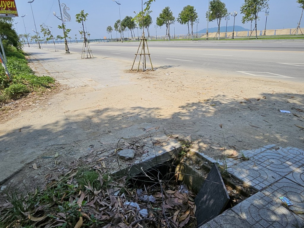 Sấp hố ga tại  dự án bờ nam sông Trà Khúc (nay là đường Trường Sa), dài hơn 8,7km, có tổng vốn 999 tỉ đồng,(ghi nhận phóng viên vào ngày  - Ảnh Hồng Quảng)