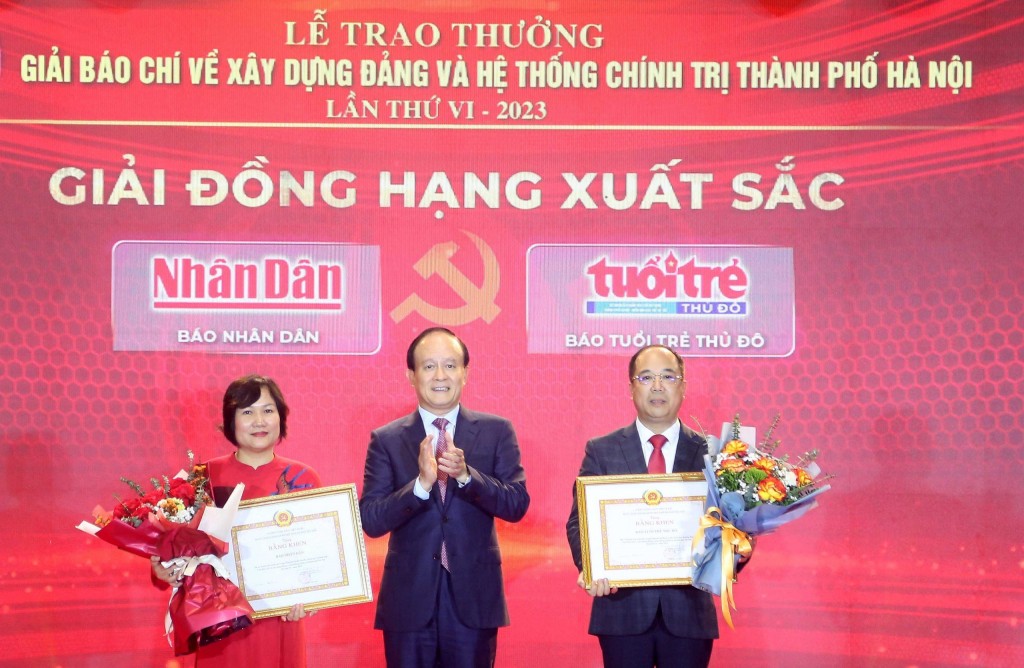 Chủ tịch HĐND TP Nguyễn Ngọc Tuấn trao Giải đồng hạng xuất sắc cho Báo Nhân dân và Báo Tuổi trẻ Thủ đô.