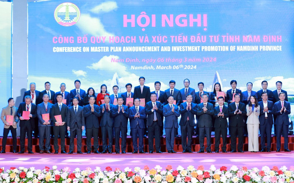 Phó Thủ tướng Trần Hồng Hà, lãnh đạo tỉnh Nam Định, một số bộ, ngành và các doanh nghiệp, nhà đầu tư được trao quyết định, giấy chứng nhận đầu tư, ký bản ghi nhớ nghiên cứu đầu tư tại hội nghị - Ảnh: VGP/Minh Khôi