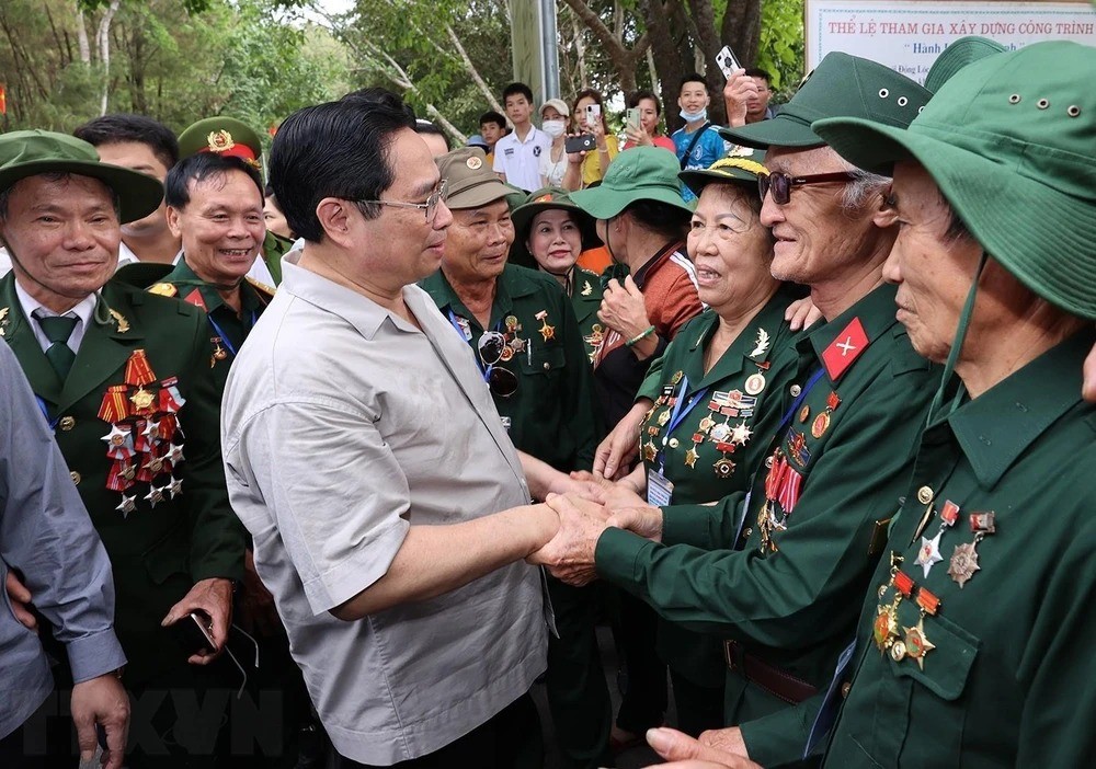 Thủ tướng Phạm Minh Chính gặp gỡ, thăm hỏi các cựu thanh niên xung phong tại Ngã ba Đồng Lộc