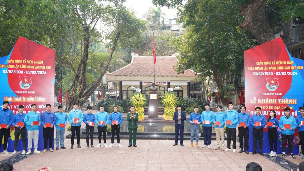 55 thanh niên ưu tú trúng tuyển nghĩa vụ quân sự và Công an Nhân dân năm 2024 được trao chứng nhận hoàn thành Lớp bồi dưỡng lý luận chính trị