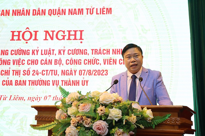 Phó Giáo sư, Tiến sĩ Nguyễn Văn Hậu tham gia báo cáo, quán triệt các nội dung kỷ luật, kỷ cương hành chính