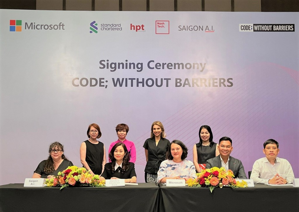 Standard Chartered hợp tác với Microsoft để trao quyền cho phụ nữ