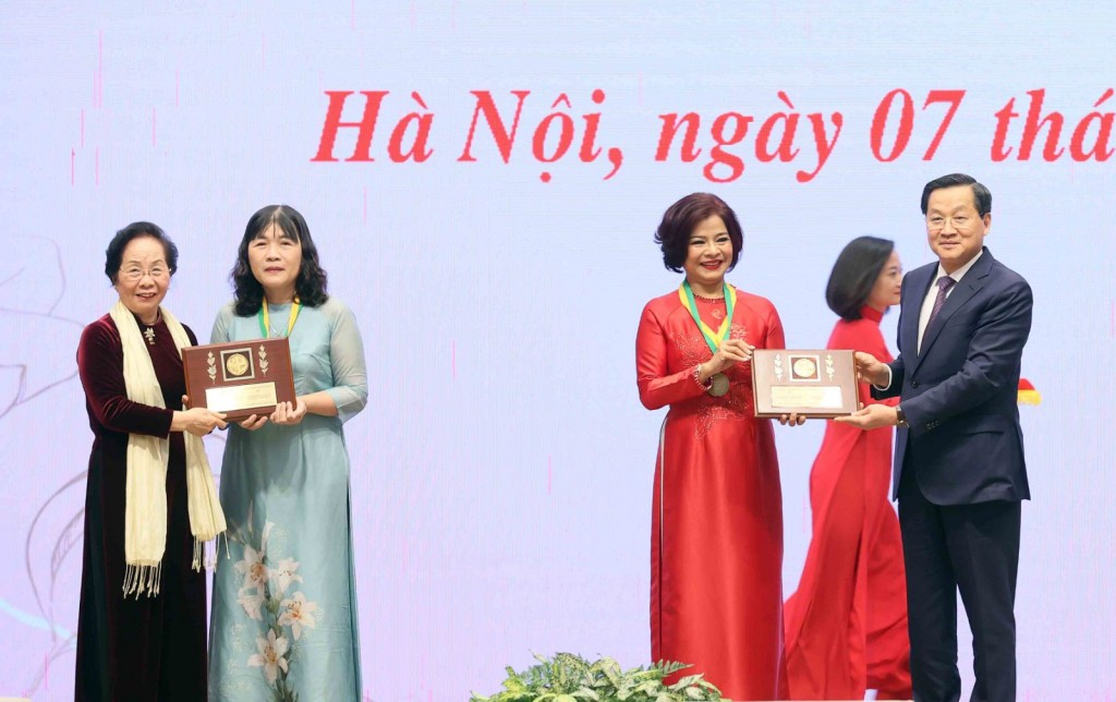 Đồng chí Lê Minh Khái và đồng chí Nguyễn Thị Doan trao 02 giải Kovalevskaia cho 2 nhà khoa học nữ có thành tích nghiên cứu khoa học xuất sắc. Ảnh VGP