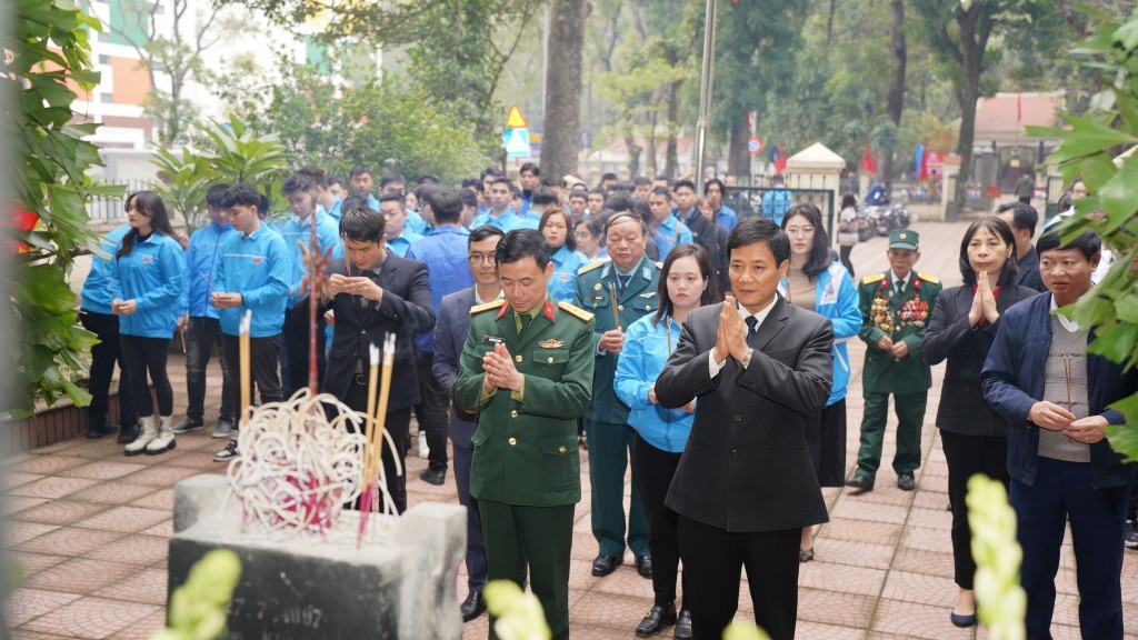 dâng hương tưởng niệm các anh hùng liệt sĩ