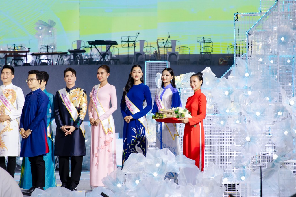 Hoa hậu Nguyễn Thanh Hà mong các bạn trẻ trân trọng áo dài