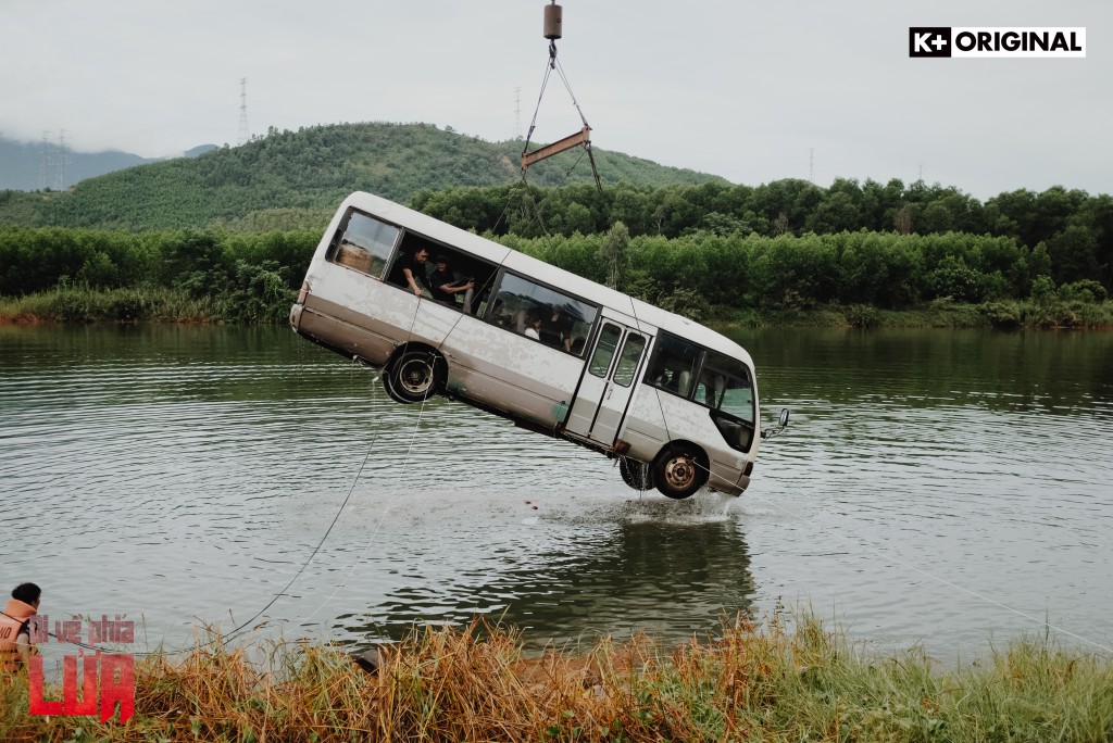 Một cảnh đáng chú ý trong tập 6 là vụ tai nạn xe khách lao xuống sông