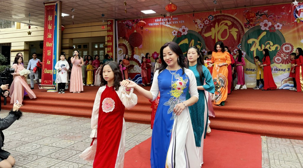 Cô trò Tiểu học Văn Yên diện áo dài đi hội chợ xuân
