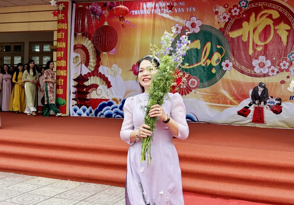 Cô trò Tiểu học Văn Yên diện áo dài đi hội chợ xuân