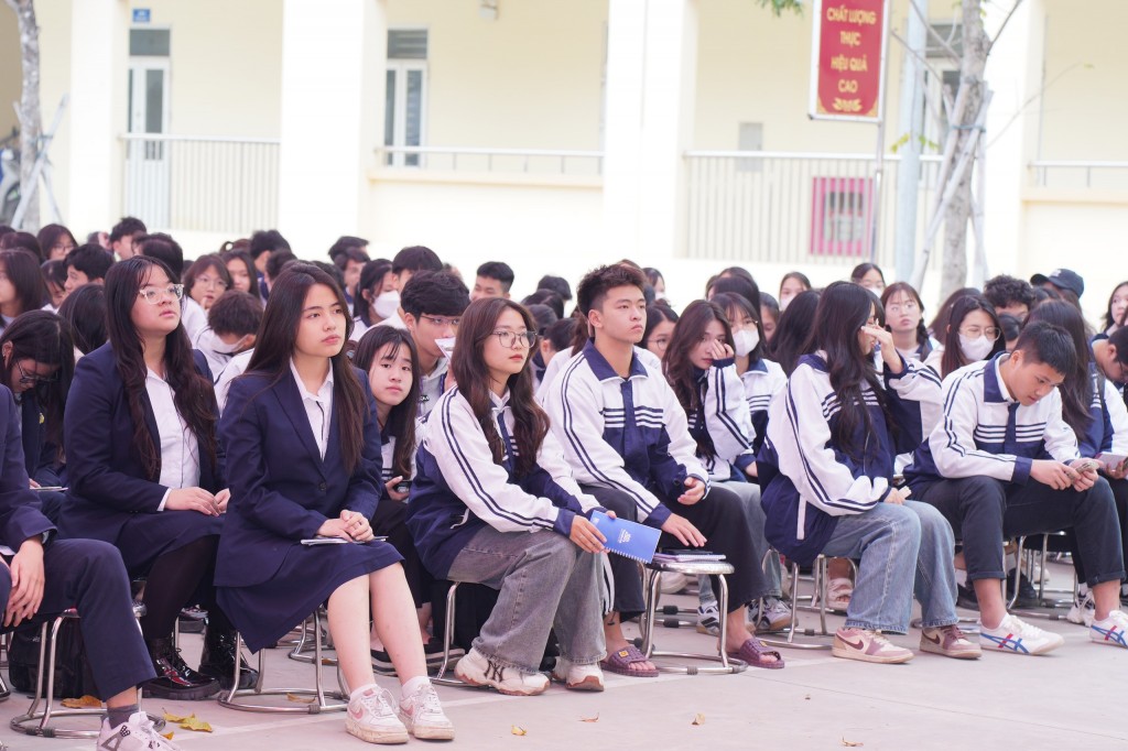 Đông đảo học sinh đã lắng nghe và đặt câu hỏi tại chương trình