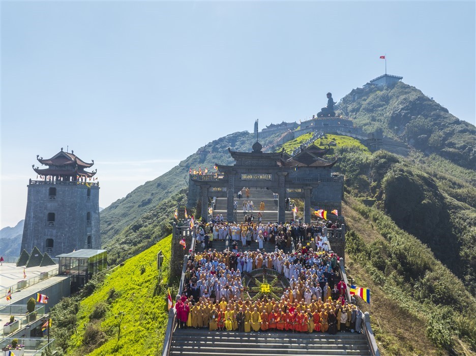 Xúc động khoảnh khắc linh thiêng của Đại lễ cầu quốc thái dân an trên đỉnh Fansipan