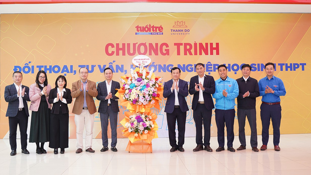 Lãnh đạo huyện Thường Tín (Hà Nội) tặng hoa chúc mừng Ban Tổ chức Chương trình “Đối thoại tư vấn hướng nghiệp về khối ngành khoa học và xã hội”